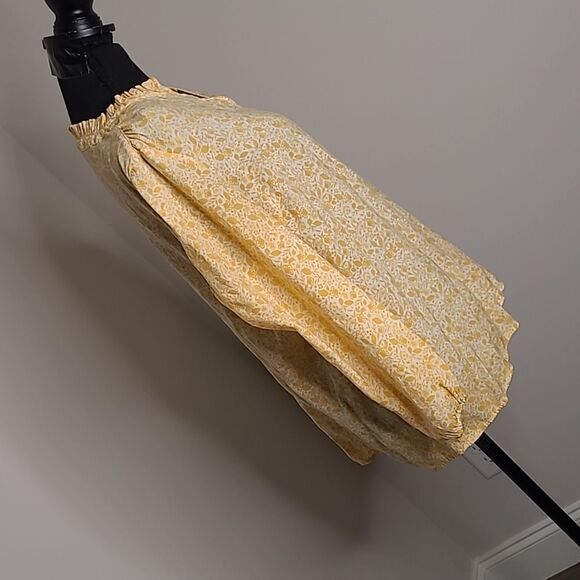 Kim Roger's sz M yellow flowers on cream background blouse - Picture 3 of 9